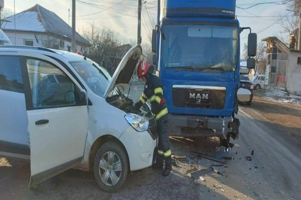 Dâmboviţa. Accident grav pe DN1A, la Butimanu. Şoferiță transportată de urgență la spital după ce a intrat într-o autoutilitară