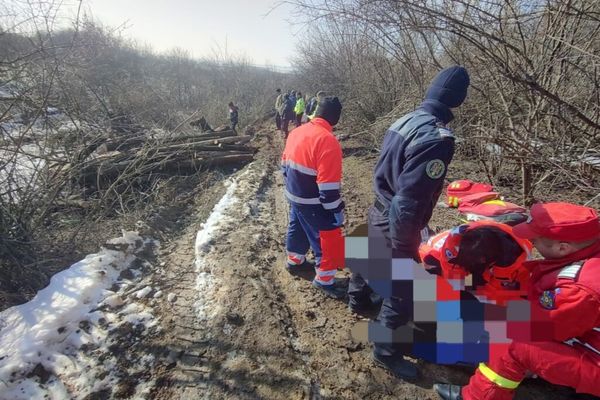 Sfârșit tragic pentru un bărbat din Dâmbovița! A murit strivit de căruța plină cu lemne