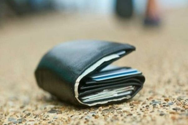 Polițiștii dâmbovițeni au recuperat un portofel plin cu bani pierdut de un bărbat din Mătăsaru