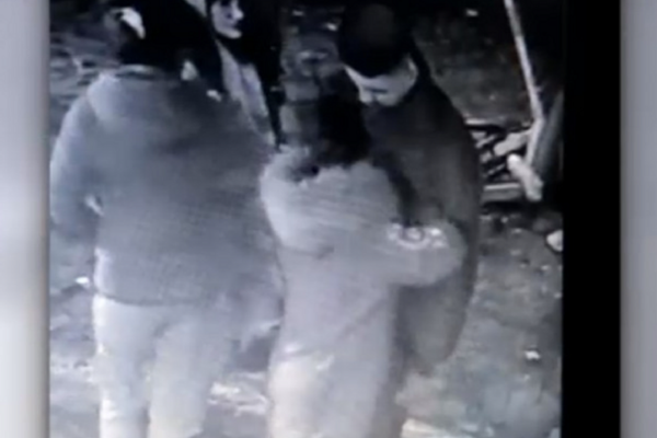 O nouă metodă de furt, metoda „îmbrățișării”, lasă tinerii fără bani. Cum acționează hoții