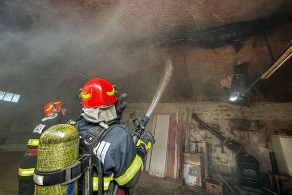 Incendiu la o anexă gospodărească din Târgoviște.S-a intervenit cu 3 autospeciale de stingere