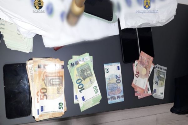 Dâmboviţa. Percheziţii la persoane bănuite de trafic de droguri