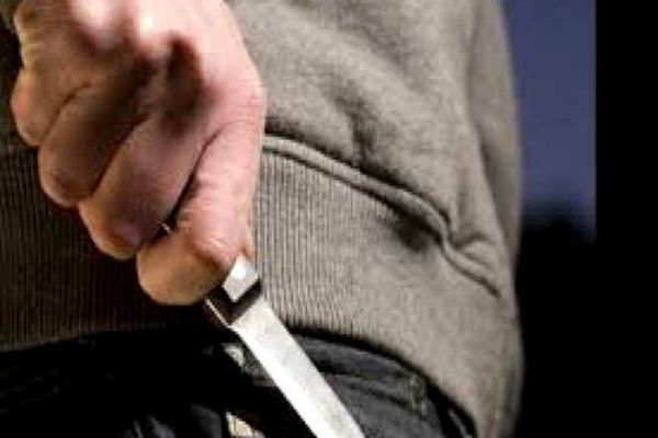 Dâmbovița. Bărbatul care a amenințat cu un cuțit un elev în curtea unui liceu din Titu, pus sub control judiciar pentru 60 de zile