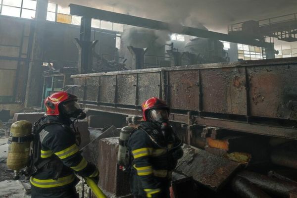 Incendiu violent la un operator economic din Târgoviște! Se intervine cu 3 autospeciale de stingere, o autospecială de descarcerare și o autospecială de intervenție si salvare la înălțime