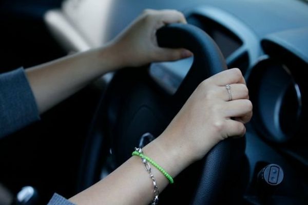 Adolescentă de 19 ani, prinsă la volan fără permis de conducere