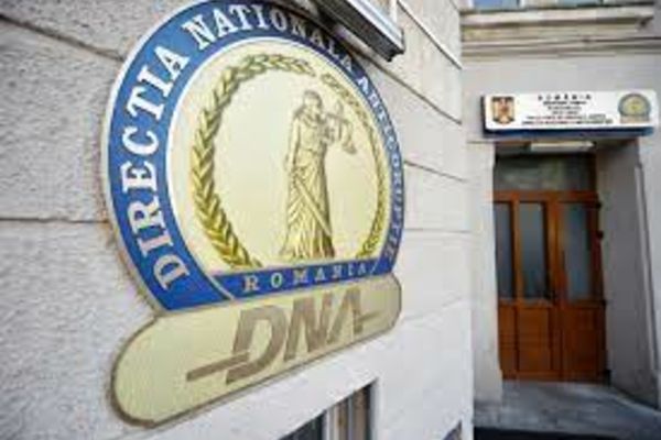 Comisar şef DGA, reținut pentru trafic de influenţă în legătură cu angajarea a doi asistenţi medicali