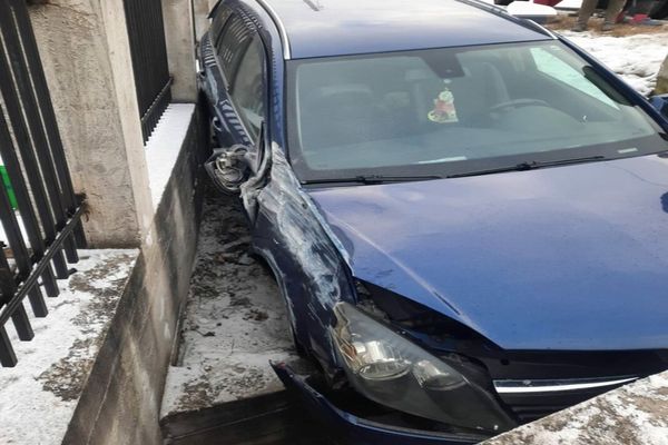 Dâmbovița. Au intrat cu mașina într-un cap de pod. Una dintre victime, transportată de urgență la spital