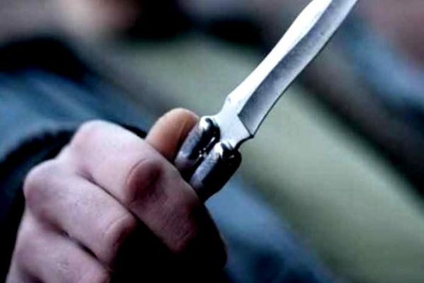 Bărbatul care a amenințat cu un cuțit un elev în curtea unui liceu, sub control judiciar 