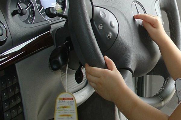 Un copil de 12 ani prins de polițiști la volanului unei mașini furate, în Dâmbovița