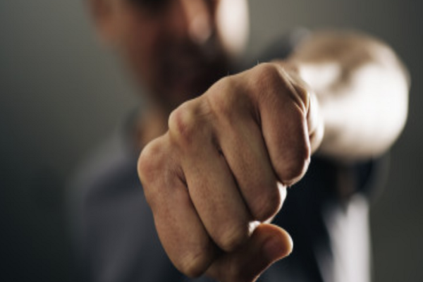 Dâmbovița. Un tânăr a fost bătut și deposedat de telefonul mobil! Făptașul a fost reținut de polițiști