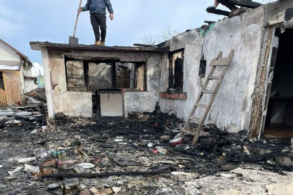 Dâmbovița. O familie cu doi copii are mare nevoie de ajutor! A rămas pe drumuri în urma unui incendiu puternic