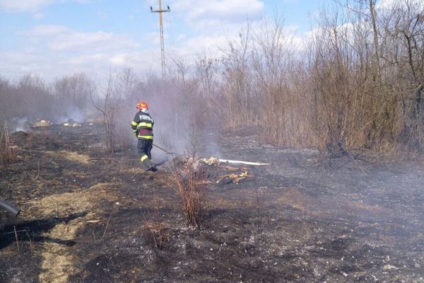 Un nou incendiu de vegetație uscată în Dâmbovița! Pompierii au intervenit de urgență