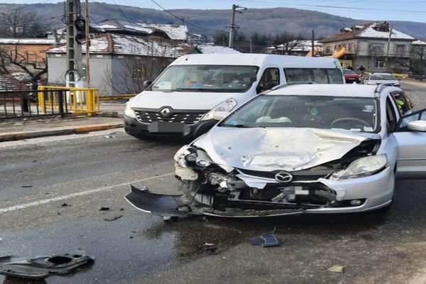 Coliziune între două mașini pe DN 71, în Dâmboviţa. Un bărbat a fost rănit