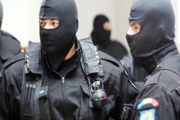 Doi bărbați din Dâmbovița, săltați de mascați de acasă! Dețineau ilegal arme de colecție și pistoale