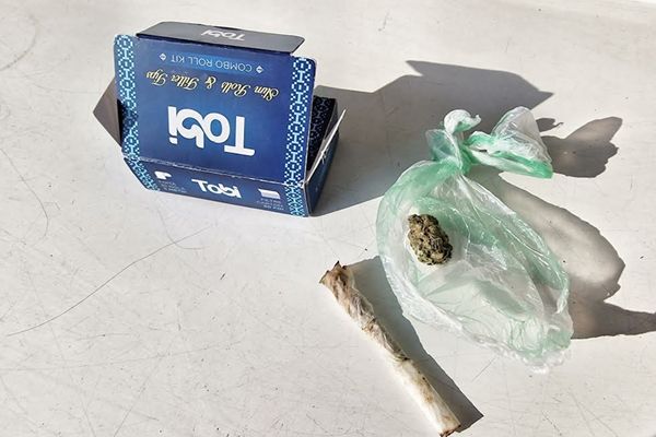 Dâmboviţa. Adolescentă de 17 ani, prinsă de jandarmi că se droga în apropierea unui liceu din Târgoviște