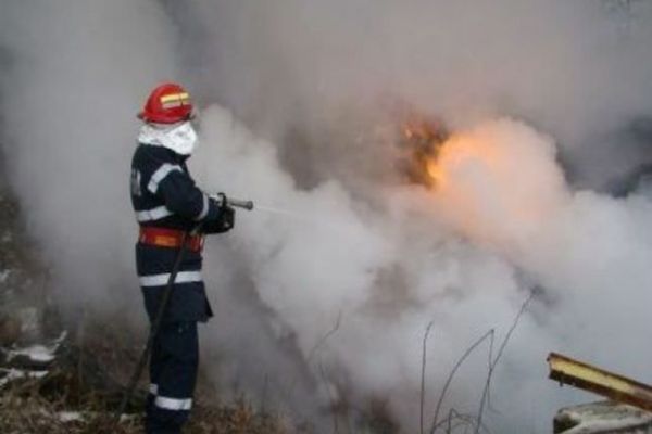 Incendiu devastator pe Valea Dâmboviței! Un grajd a fost distrus de flăcări. S-a intervenit cu 3 autospeciale de stingere