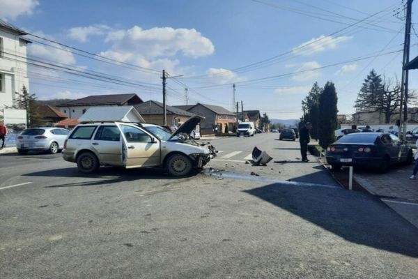Accident violent pe Valea Dâmboviței! O persoană a fost transportată la spital