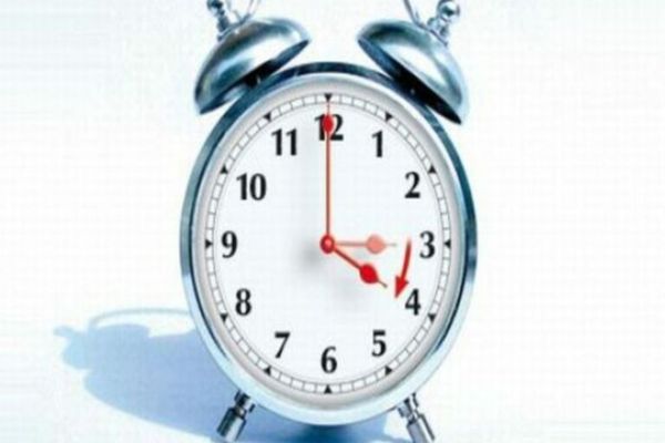 La noapte, trecem la ora de vară! Ceasurile se dau cu o oră înainte