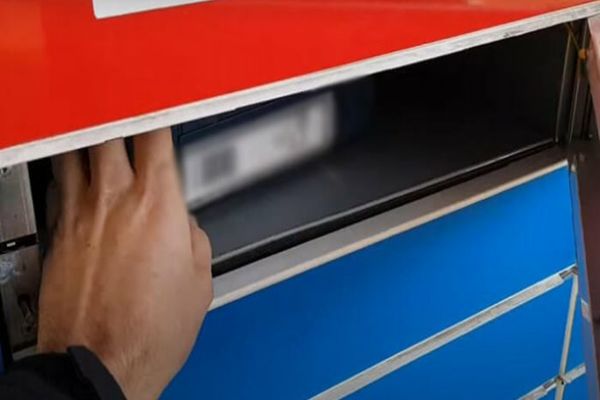 Înşelăciune prin easybox-urile eMag. Doi tineri au ridicat gratuit produse de 40.000 de euro