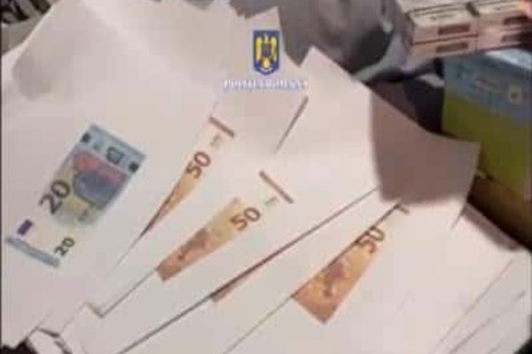 Grupare care se pregătea să pună în circulație mii de bancnote false, în 16 judeţe, destructurată de poliţişti