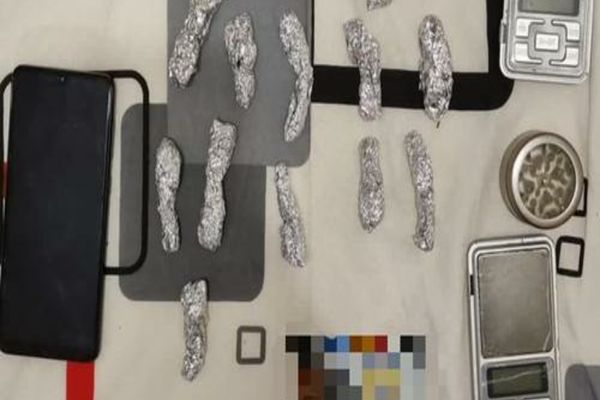 FOTO-VIDEO: Descinderi în București. Zeci de persoane, acuzate că vindeau droguri în liceele din Capitală 