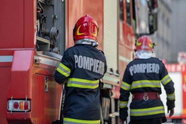 Incendiu violent într-o comună din Dâmboviţa! Trei autospeciale de stingere acţionează pentru stingerea flăcărilor