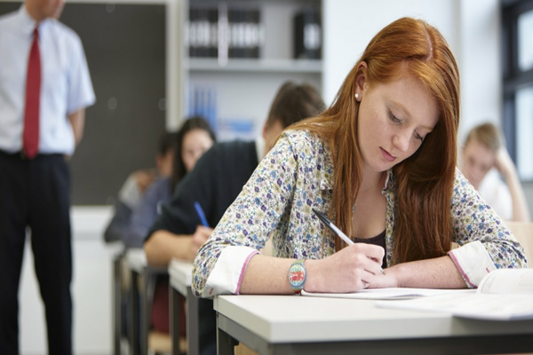 Elevii claselor terminale de liceu vor susţine luni prima probă a simulării examenului de Bacalaureat