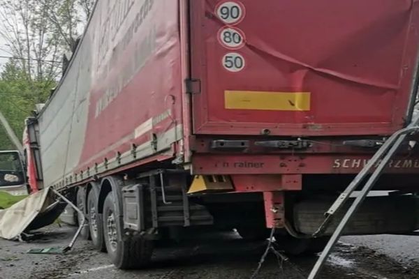 Dâmbovița. Un TIR scăpat de sub control a intrat într-un stâlp de electricitate