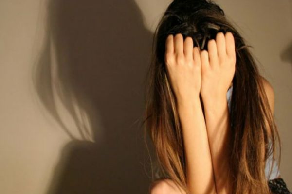  Dâmbovița. Adolescentă violată și tâlhărită de un individ de 17 ani! A intrat peste ea în casă în toiul nopții