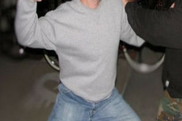 Dâmbovița. Tânăr de 34 de ani, snopit în bătaie de patru bărbați într-o societate comercială