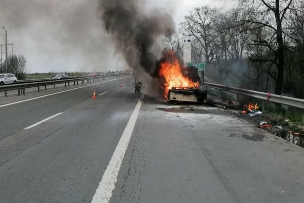 Un autoturism a fost cuprins de flăcări, în comuna dâmbovițeană Corbii Mari, pe A1 