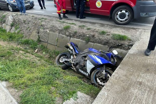 Dâmbovița. Două persoane rănite după ce au ajuns cu motocicleta în șanț. Șoferul unui autoturism a fugit de fața locului