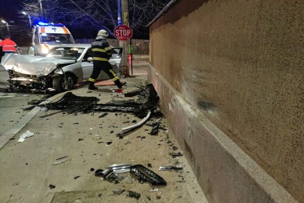 Persoană rănită într-un accident produs în Târgoviște. Maşina în care se afla a intrat într-un gard
