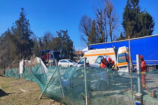 Accident înfiorător în Dâmbovița! Două persoane rănite grav, după impactul dintre un autoturism și un TIR