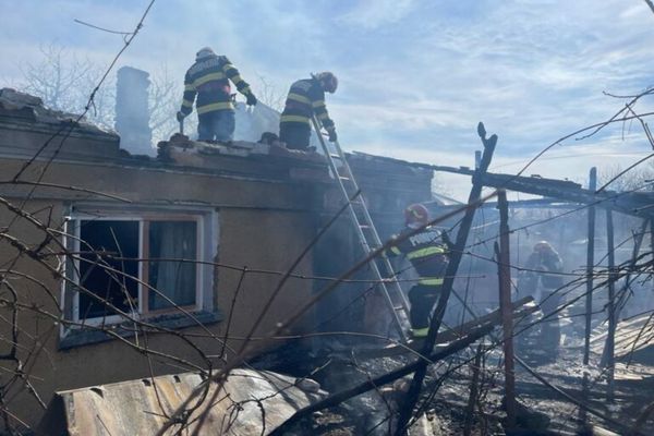 Incendiu violent în Dâmbovița! O casă și o anexă gospodărească au fost cuprinse de flăcări. O persoană a făcut atac de panică