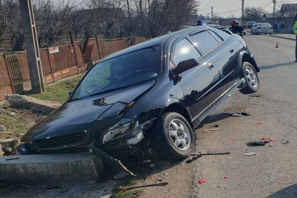 Accident violent la Moreni! S-a izbit cu mașina de un podeț din beton