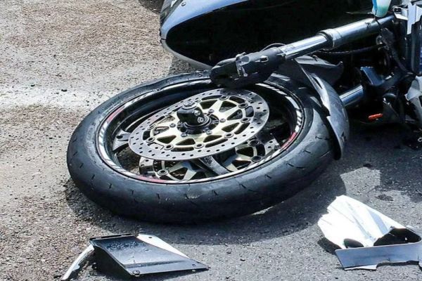 Dâmboviţa. Accident rutier între un autoturism şi o motocicletă, pe DN 72 Târgoviște- Găești. Motociclistul a fost accidentat grav  