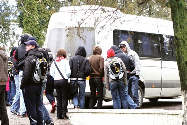 Cum își vor primi elevii navetiști banii pentru transport