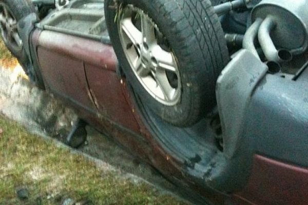 Autoturism răsturnat în afara părţii carosabile, pe DJ 720 B