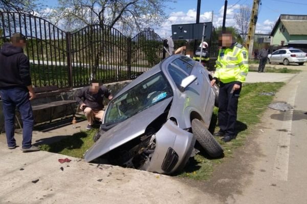 Dâmboviţa. Accident grav pe DJ 721! 5 persoane rănite după ce o mașină s-a oprit într-o podișcă