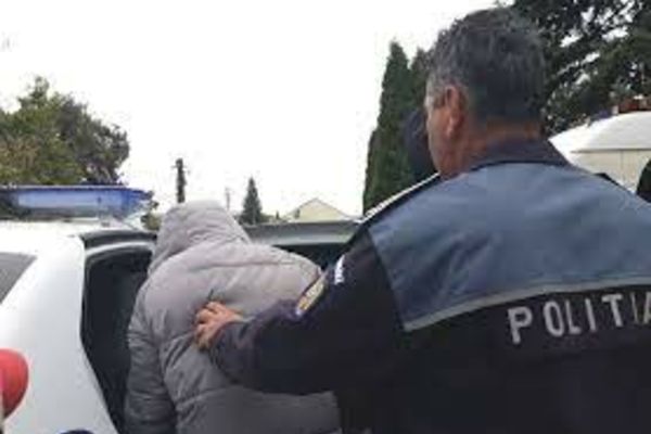 Dâmbovița.  Trei persoane cercetate de polițiști pentru delapidare și tăinuire! Un bărbat a fost reținut