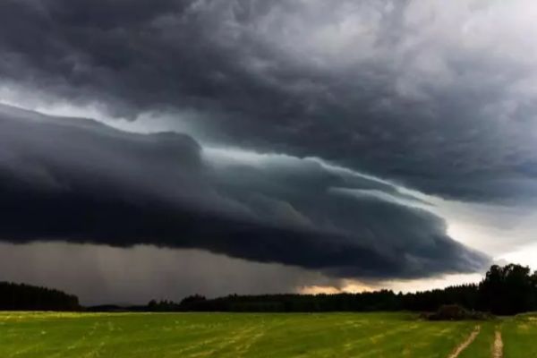 Vremea extremelor! Un CICLON lovește România cu grindină, ploi torențiale și temperaturi de IUNIE