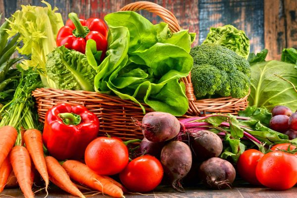 Legumele din serele românești, un adevărat pericol pentru sănătate! În peste 40% dintre acestea s-au descoperit urme de substanțe toxice