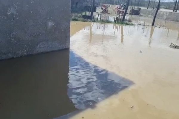 Dezastru după inundații. Gospodării luate de ape, terenuri agricole distruse