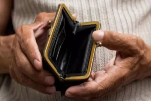 FACTURILE S-AU DUBLAT, GUVERNUL SĂRĂCIEI DĂ 50 DE LEI ÎN BĂTAIE DE JOC - VIDEO