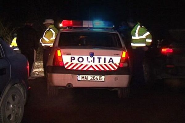 Dâmboviţa. Un tânăr din Târgovişte s-a izbit cu mașina de un gard și de un stâlp de electricitate! Șoferul și un pasager au fost răniți