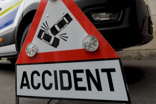 Accident violent în Dâmboviţa! Două persoane au primit îngrijiri medicale