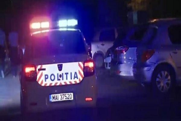 Dâmboviţa. Un adolescent a fugit de poliție și s-a oprit cu mașina într-un gard. Nu deţinea permis de conducere