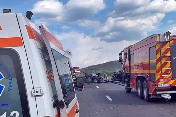 Dâmbovița. Accident grav pe  DJ 711. O autoutilitară s-a răsturnat pe un câmp. Șoferul și un pasager, transportați de urgență la spital