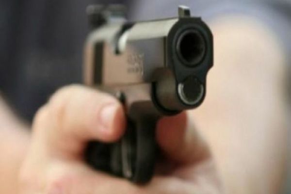 CU PISTOLUL ÎN TRAFIC, FĂRĂ PERMIS ȘI BĂUT: FOSTUL IUBIT AL UNEI TINERE DIN GIURGIU, SUB CONTROL JUDICIAR